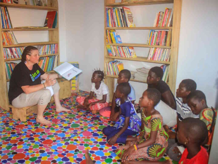 Présentation des livres aux enfants lors de la Création de bibliothèque-ludothèque