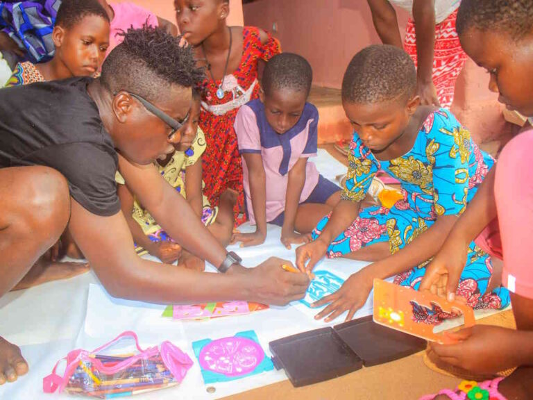 Enfants entrain de dessiner à la ludothèque