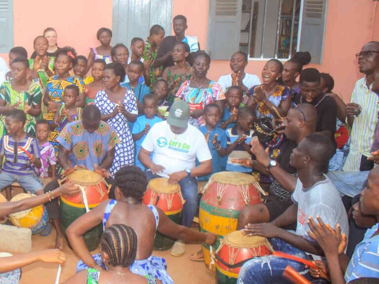 Musiciens dans la foule en train de jouer des percussions