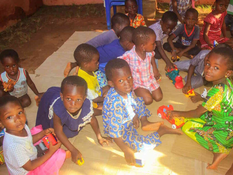 Enfants avec les jouets de la ludothèque