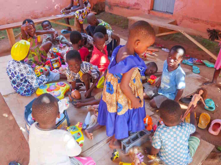 Enfants entrain de jouer lors de jouer lors de la rentrée associative