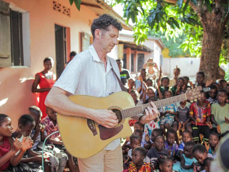 Concert Hahotoé avec Jérôme à la guitare