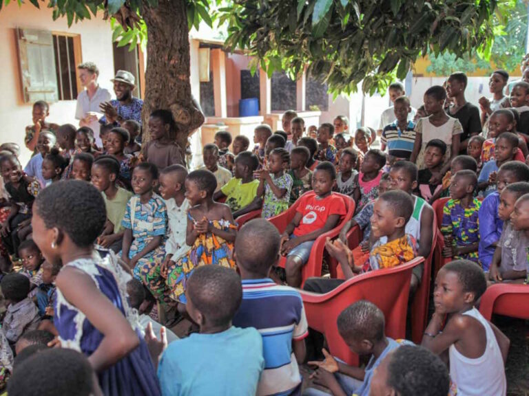 Le public des enfants lors du Concert/lecture à Hahotoé