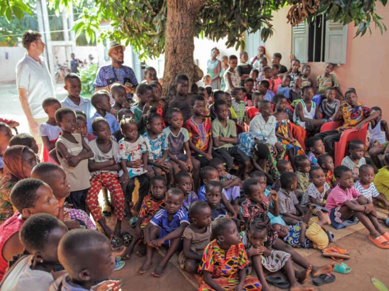 Le public des enfants lors du Concert/lecture à Hahotoé