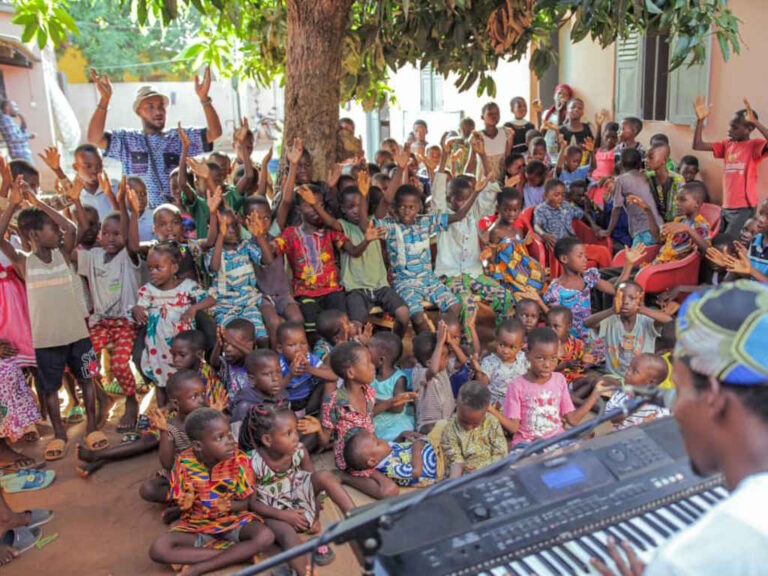 Le public des enfants lors du Concert/lecture à Hahotoé