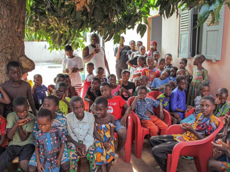 Le public des enfants lors du Concert/lecture à Hahotoé