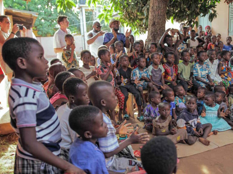 Le public des enfants lors du Concert/lecture à Hahotoé