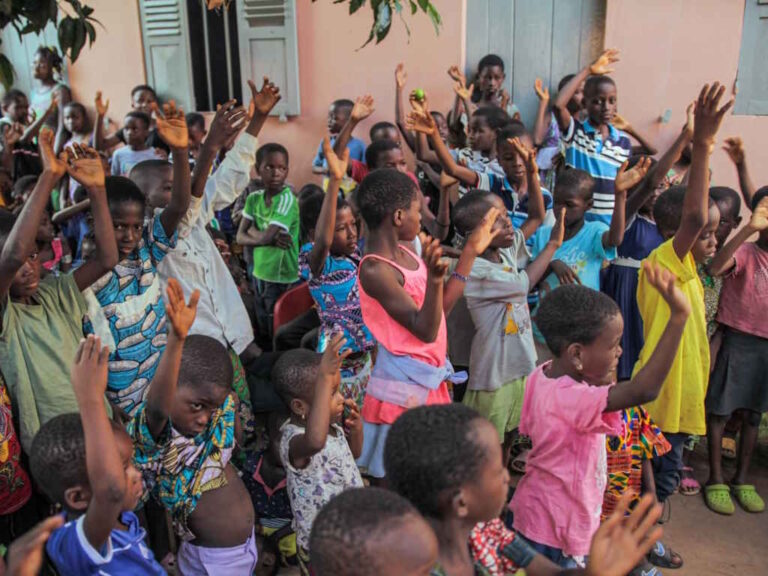 Le public des enfants lors du Concert/lecture à Hahotoé