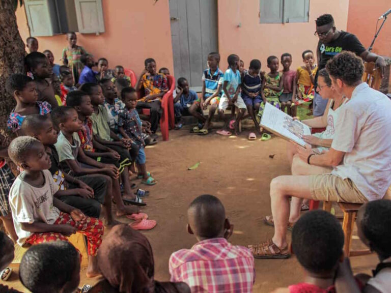 Lecture lors de la soirée à Hahotoé