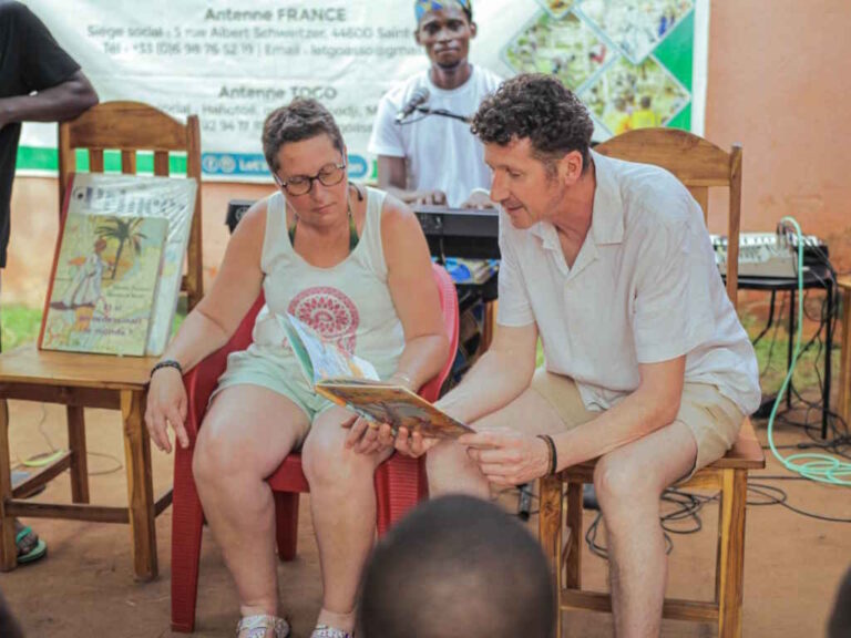 Lecture lors de la soirée à Hahotoé